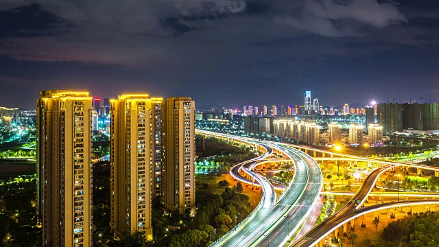 繁忙的道路和现代建筑在市中心的现代城市在夜晚的时间流逝视频素材