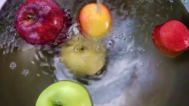 苹果能浮在水里视频素材