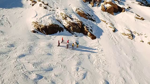 高山滑雪者下坡时的回拉镜头视频素材