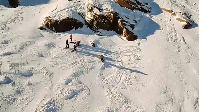 高山滑雪者下坡时的回拉镜头视频素材