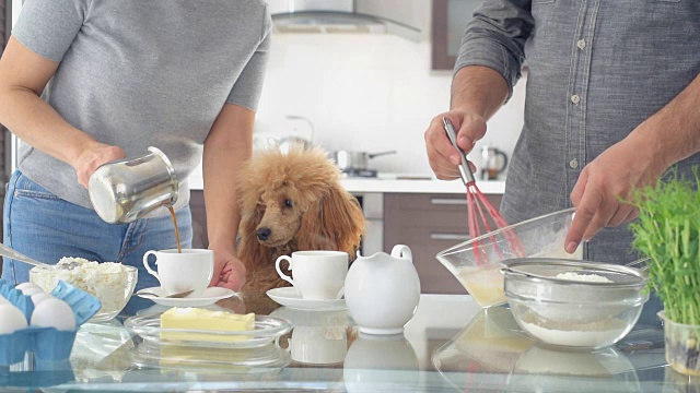 Cinemagraph -夫妇在厨房一起做饭。视频素材