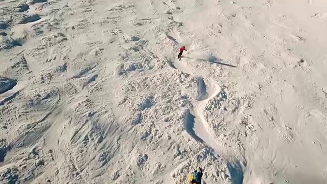 高山滑雪者下降时的回射动作视频素材