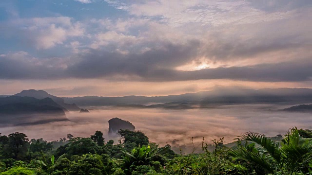 日出，晨雾缭绕。视频素材