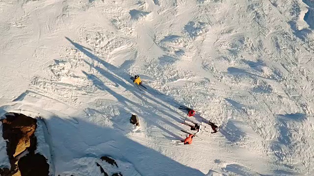 滑雪者下坡滑雪的头顶视频素材