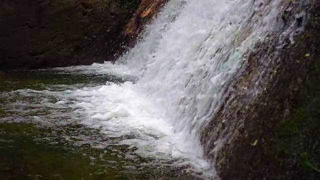 山河瀑布的慢动作视频素材