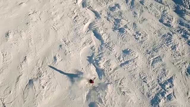 在滑雪场上方飞行和跟随滑雪者视频素材