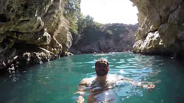 意大利阿马尔菲海岸，一名男子在自拍视频素材