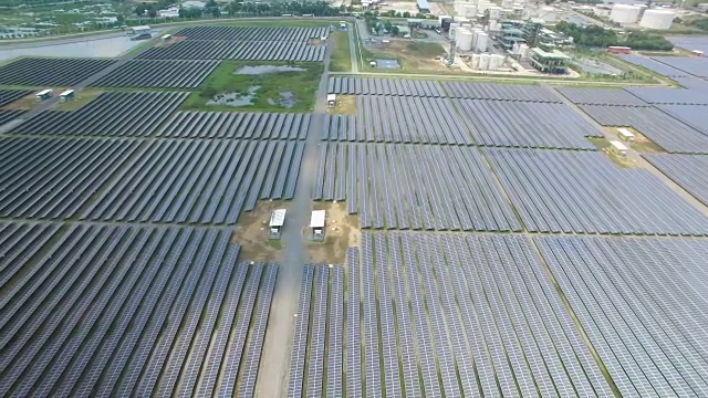 太阳能电池农场鸟瞰图视频素材