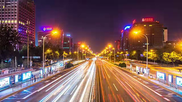 繁忙的道路和现代建筑在市中心的现代城市在夜晚的时间流逝视频素材