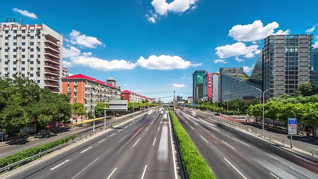 繁忙的道路和现代建筑在市中心的现代城市时光流逝视频素材