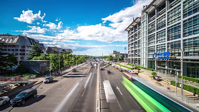 繁忙的道路和现代建筑在市中心的现代城市时光流逝视频素材