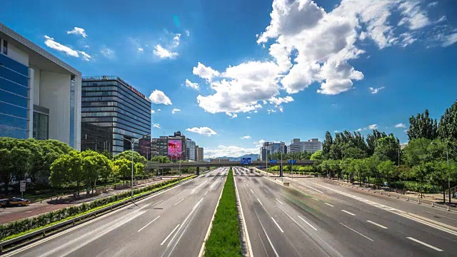 繁忙的道路和现代建筑在市中心的现代城市时光流逝视频素材