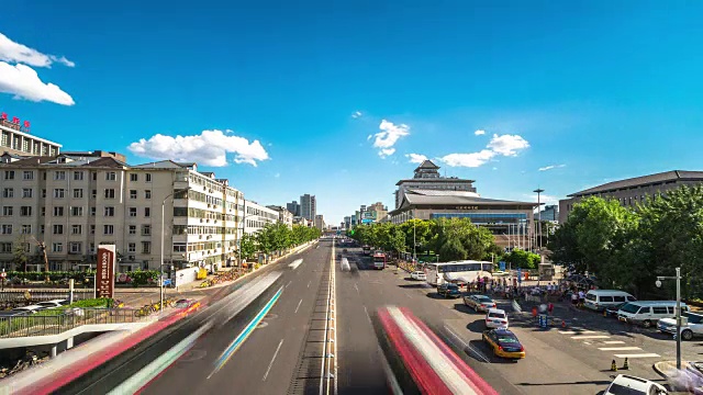 繁忙的道路和现代建筑在市中心的现代城市时光流逝视频素材