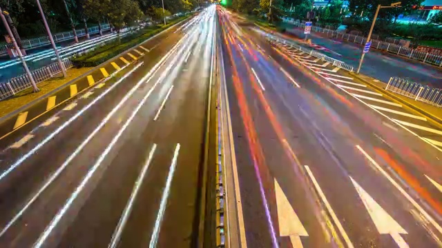 繁忙的道路在现代城市的市中心在夜晚的时间流逝视频素材