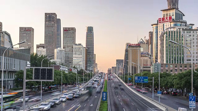 繁忙的道路和现代建筑在市中心的现代城市时光流逝视频素材