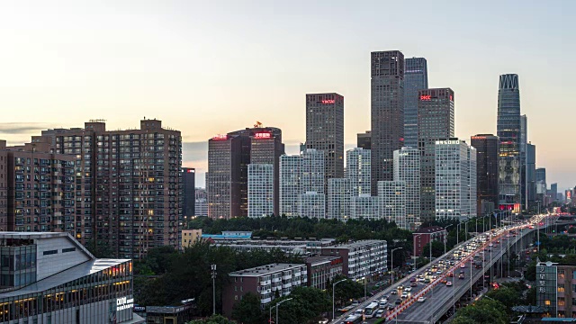 繁忙的道路和现代建筑在市中心的现代城市时光流逝视频素材