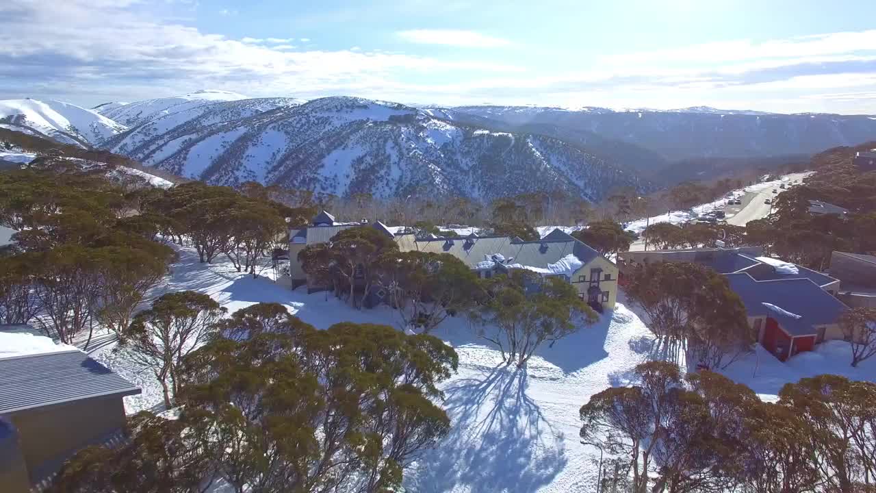 在维多利亚时期的阿尔卑斯山脉，大分水岭的霍瑟姆山滑雪胜地的鸟瞰图。视频下载