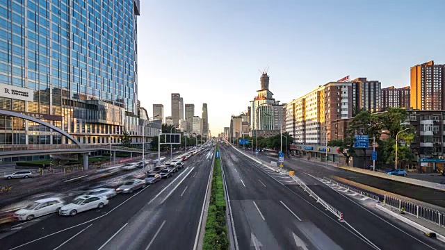 繁忙的道路和现代建筑在市中心的现代城市时光流逝视频素材