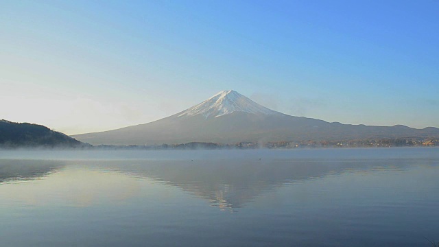 日本川口湖，富士山在早晨倒映水面视频下载