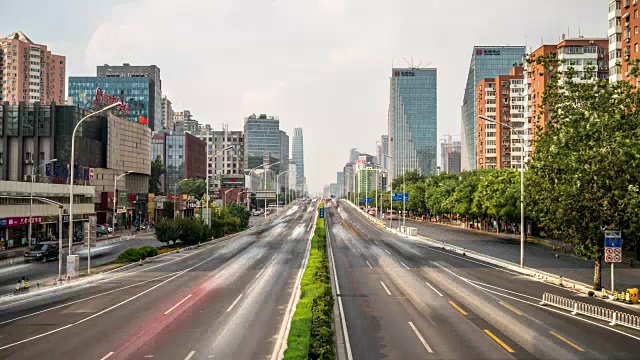 繁忙的道路和现代建筑在市中心的现代城市时光流逝视频素材