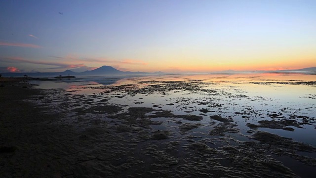 阿贡火山在日出从Sanur海滩，巴厘岛视频素材