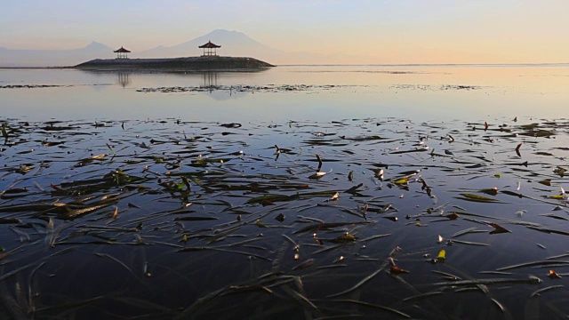 凉亭和阿贡火山在日出从Sanur海滩，巴厘岛视频素材