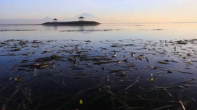 凉亭和阿贡火山在日出从Sanur海滩，巴厘岛视频素材