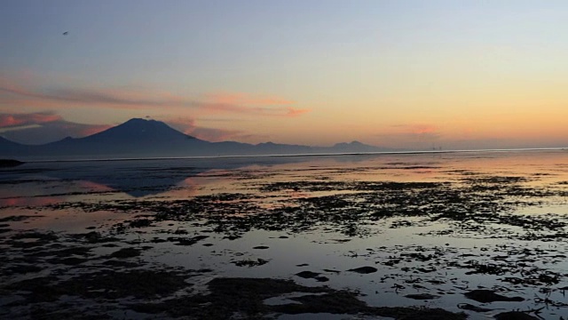 阿贡火山在日出从Sanur海滩，巴厘岛视频素材