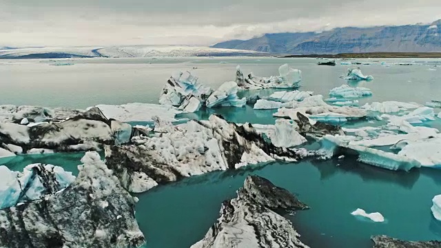 Jokulsarlon冰川泻湖中的冰山(颜色校正)视频素材