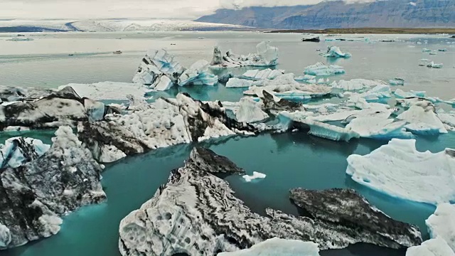 Jokulsarlon冰川泻湖中的冰山(颜色校正)视频下载