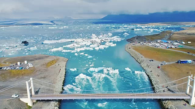 Jokulsarlon冰川泻湖的自然冰山模式和形成的鸟瞰图视频下载