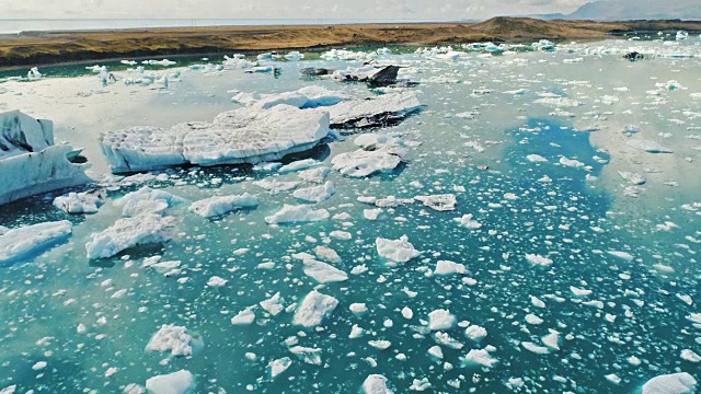 Jokulsarlon冰川泻湖的自然冰山模式和形成的鸟瞰图视频下载