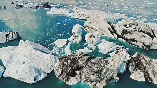 Jokulsarlon冰川泻湖的自然冰山模式和形成的鸟瞰图视频素材