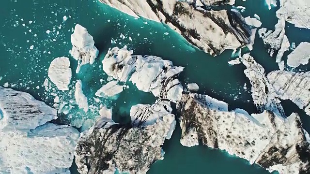 Jokulsarlon冰川泻湖的自然冰山模式和形成的鸟瞰图视频下载