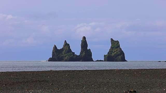 玄武岩海栈Reynisdrangar。维克,冰岛。视频素材