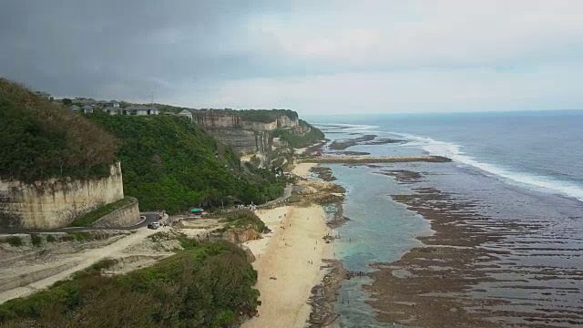 海滩和海岸的鸟瞰图视频素材