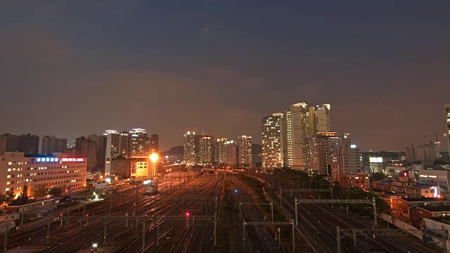 白天到晚上的通勤火车和地铁站视频素材