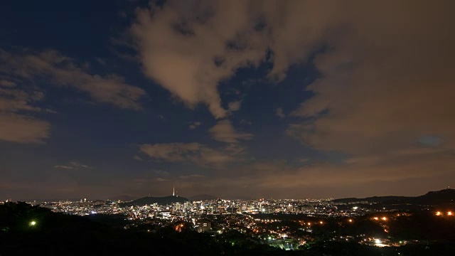 从白天到夜晚的云景和首尔市区视频素材