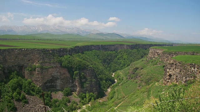 峡谷，峡谷，农田和山脉的风景亚美尼亚视频素材