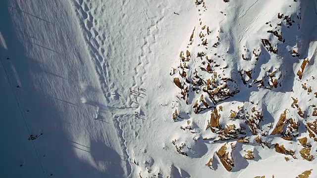 阿尔卑斯山上滑雪者的头顶视频素材