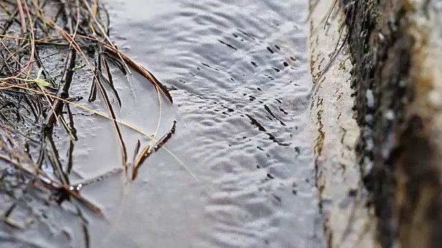 水流从木栈道流向水车。视频下载