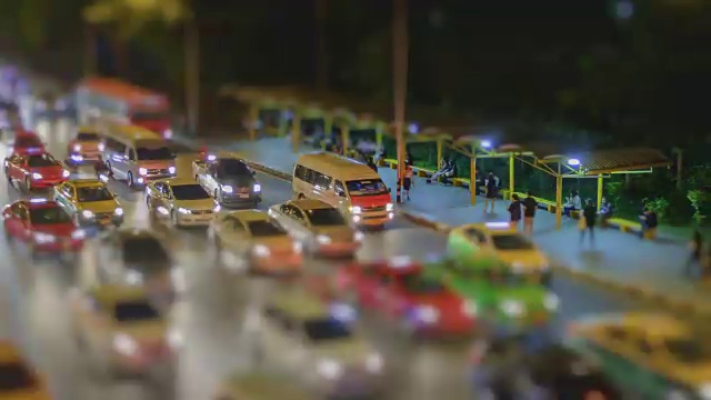 4K时间流逝4096x2160:倾斜shift时间流逝的高速公路交通曼谷市中心，泰国与ProRes 422HQ(模糊内容)。视频素材