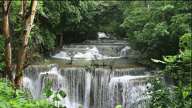 泰国北碧府斯利那卡琳水坝热带雨林，怀美卡敏瀑布(四楼)。怀美卡明瀑布是泰国最美丽的瀑布。看不见的泰国视频素材