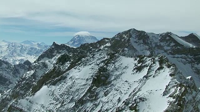 鸟瞰阿空加瓜山视频素材