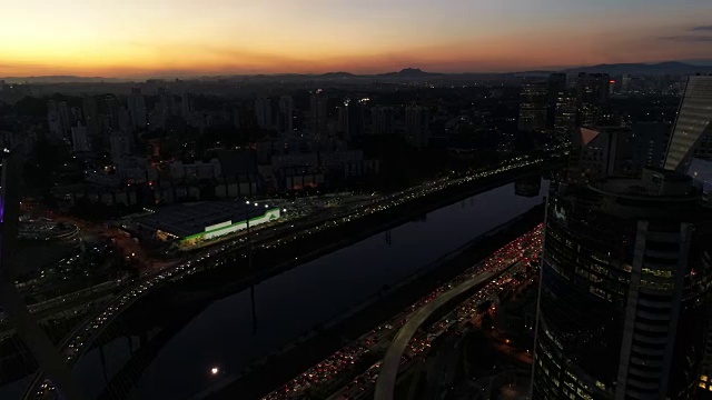 鸟瞰图的边缘Pinheiros和Estaiada桥在晚上在圣保罗，巴西视频素材