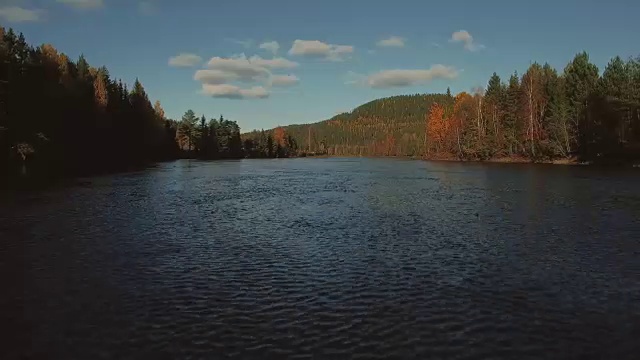 低空快速飞行，越过河流，向森林和山脉。视频素材