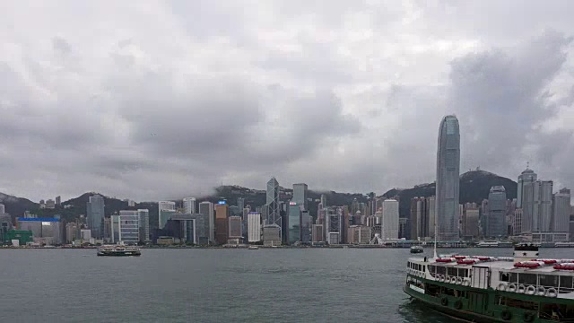 香港维多利亚港上空的船和云的时间流逝视频素材