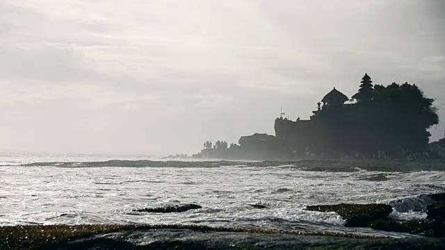 印尼巴厘岛的塔纳寺。视频素材