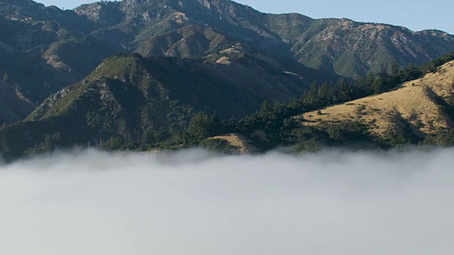 空中飞过高山和迷雾视频素材