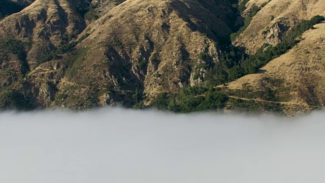 空中飞过高山和迷雾视频素材